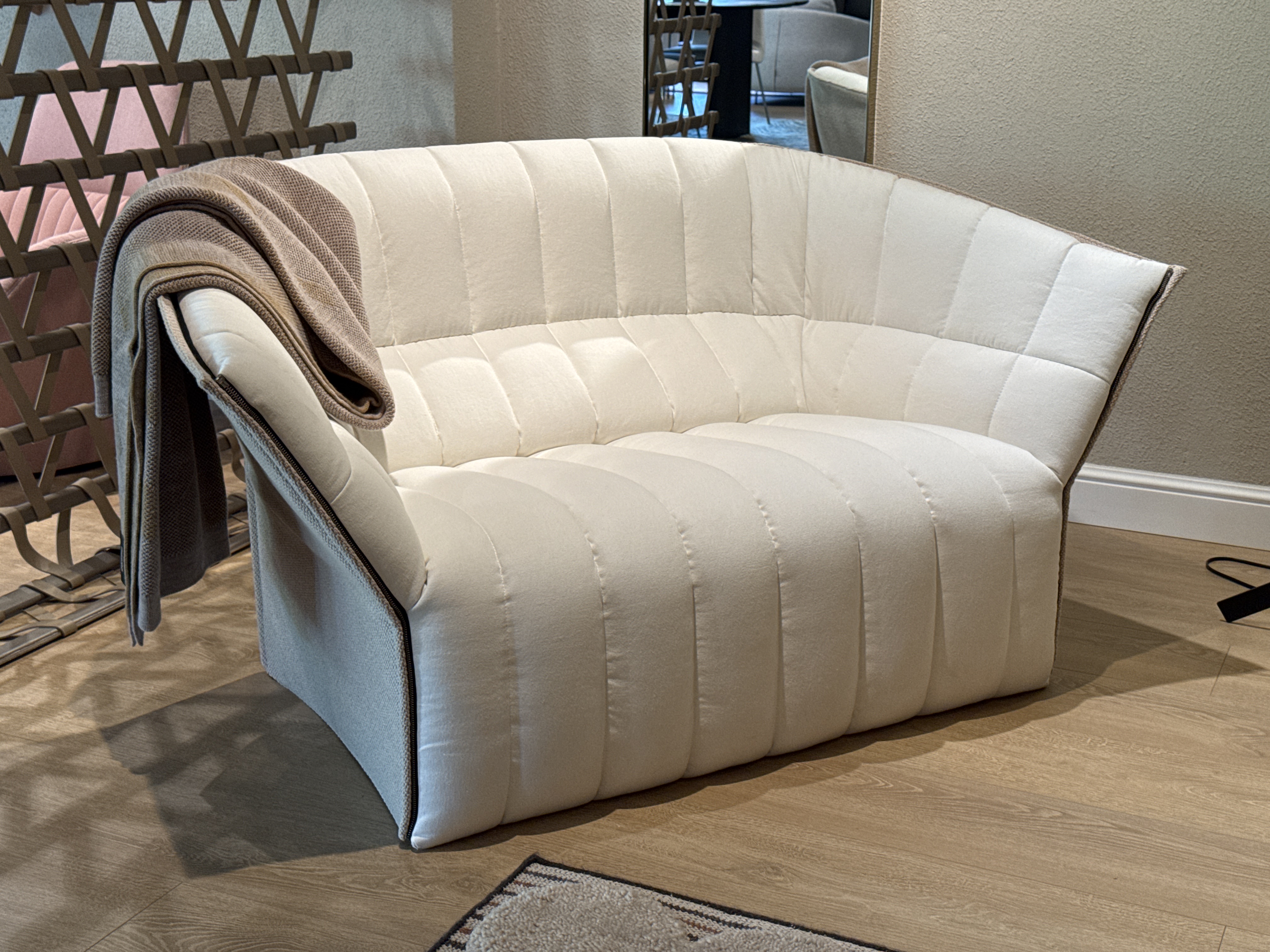 MOEL LOVESEAT